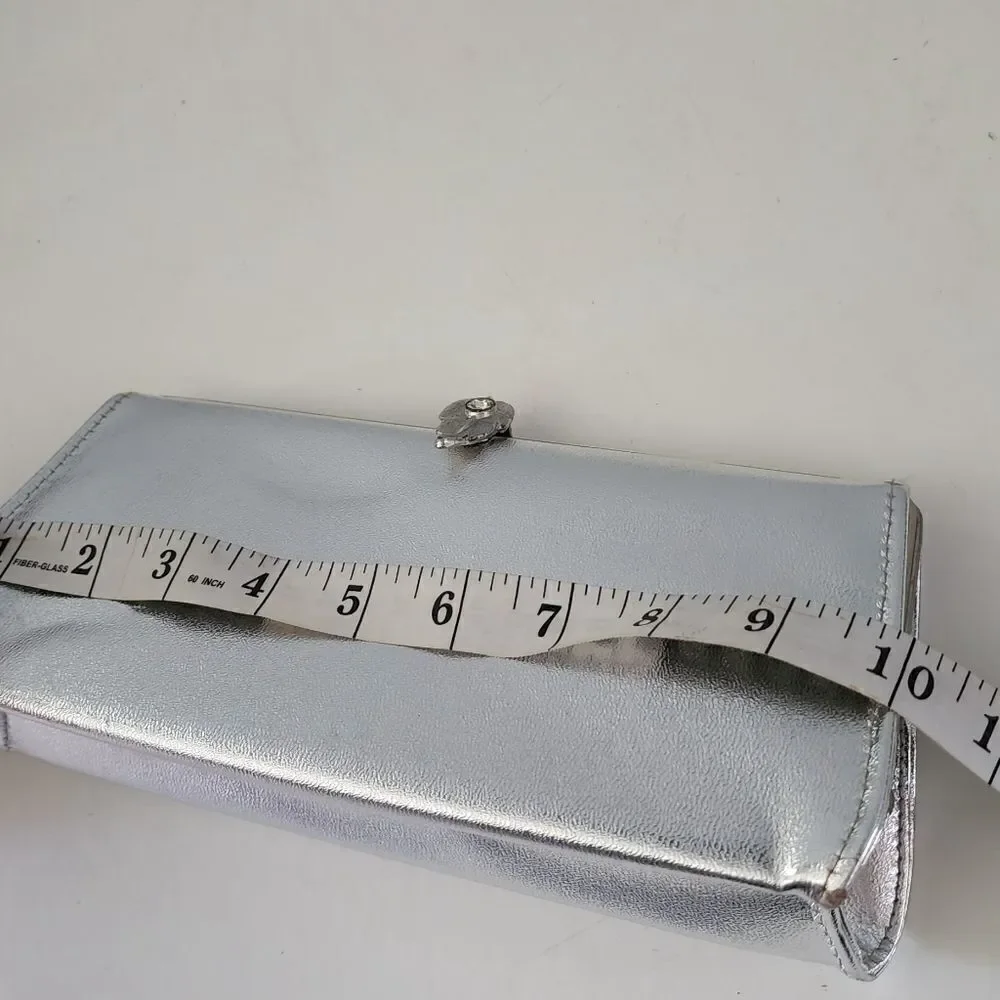 VTG 1960s Silver handbag with silver chain Detail